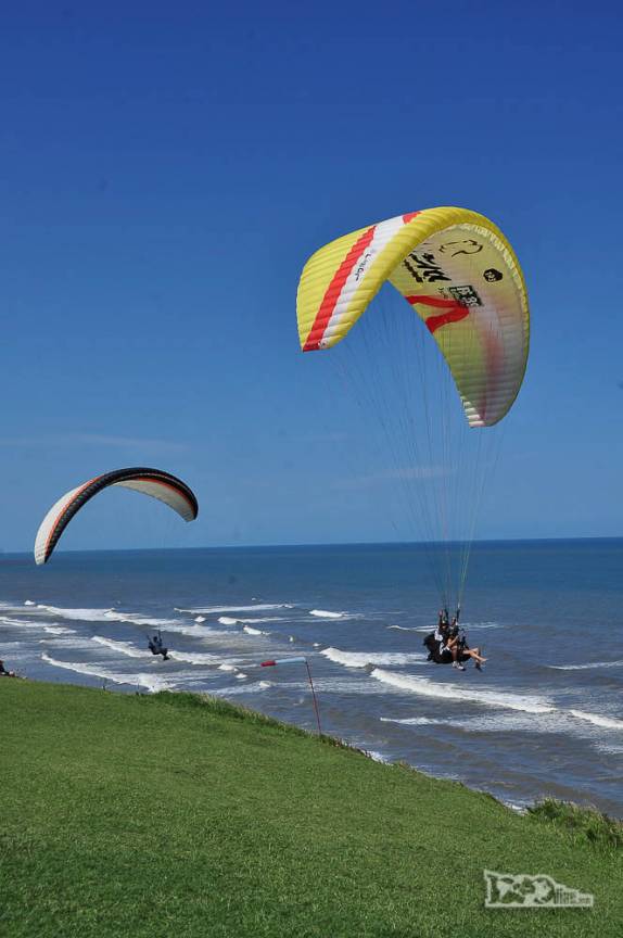 Saltando de paraglider no Morro do Farol, em Torres, litoral norte do Rio Grande do Sul